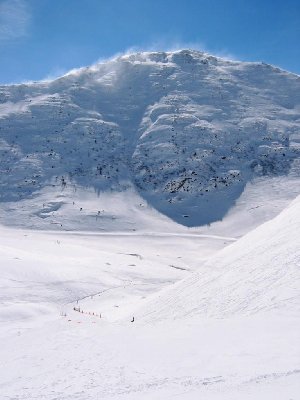 Am Beginn des letzten Hangs, in Bildmitte sieht man die Brücke über den Bach, ab hier beginnt der 4 km lange Ziehweg. Also heißt es hier richtig mit Schmackes reinblochen!