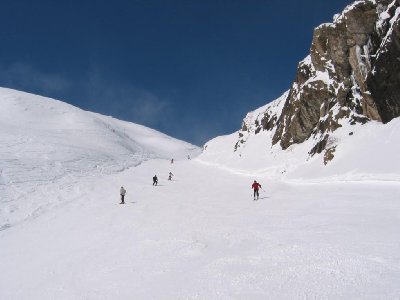 Durch einen Canalone-ähnlichen Felseinschnitt geht es weiter