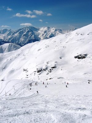In diesem Bereich macht die Abfahrt die erste einer Reihe sehr schön trassierter Kurven, hier ist es auch wieder deutlich breiter