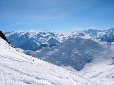Die ganze Zeit hat man einen schönen Ausblick auf die Plateaugletscher von Les Deux Alpes