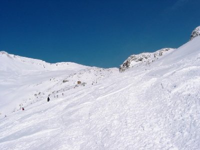 In Bildmitte beim Felseinschnitt der große Steilhang (auch wenn es so nicht aussieht), hier sehr schmal, die Abfahrt. In diesem Bereich höbgt die Abfahrt, was man auch am Off-Pisten-Gelände sieht