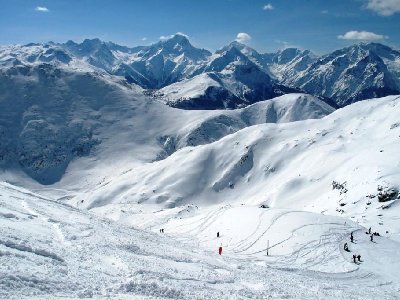 Ganz links unten kann man die Einfahrt in die Schlucht erahnen, dazwischen windet sich die Abfahrt im schönsten Abschnitt Kurve um Kurve hinunter