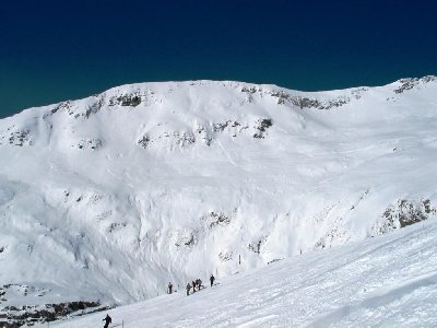 Ein gutes Stück unterhalb des großen Steilhangs stehen wir ein wenig entfernt von der Piste im ungewalzten Gelände