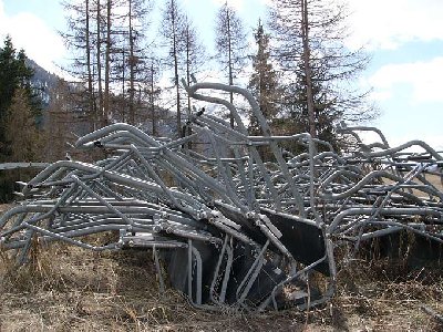 Die Sessel machen einen etwas mitgenommenen Eindruck. Offenbar sind all die Jahre der Lagerung im Freien nicht spurlos an ihnen vorbeigegangen.