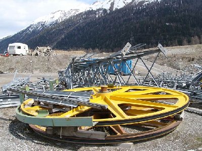 Hier liegen nur die zwei Umlenkscheiben, das Material für die Masten und die Sessel. Die Klemmen und die Kuppelstellen wurden bei Garaventa revidiert und befinden sich noch beim Hersteller.