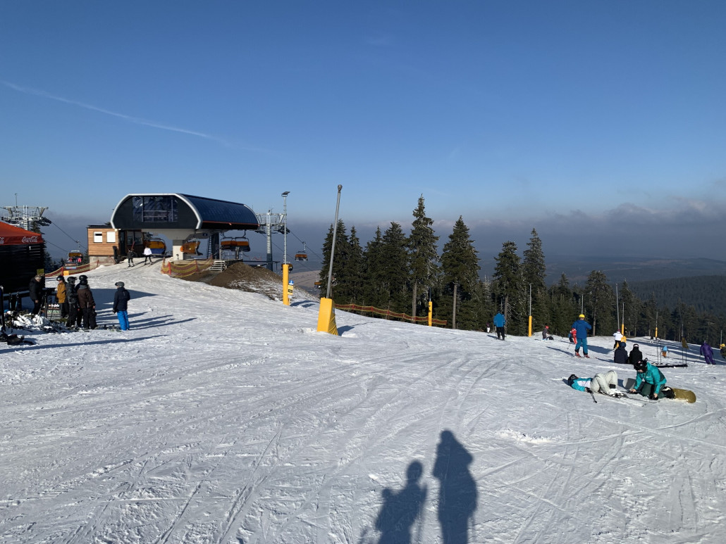ein Hektar Winterfeeling an der Bergstation; hier lag noch großflächig Schnee.
