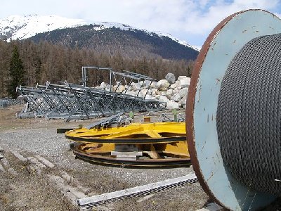 Bei S-chanf wartet in einer Kiesgrube die ehemalige Celeriner Von Roll-Sesselbahn auf ihre Wiedermontage am Pizzet.
