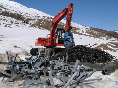 Die Stützen werden bei der Talstation für den Abtransport in &amp;quot;handliche&amp;quot; Teile zerlegt.