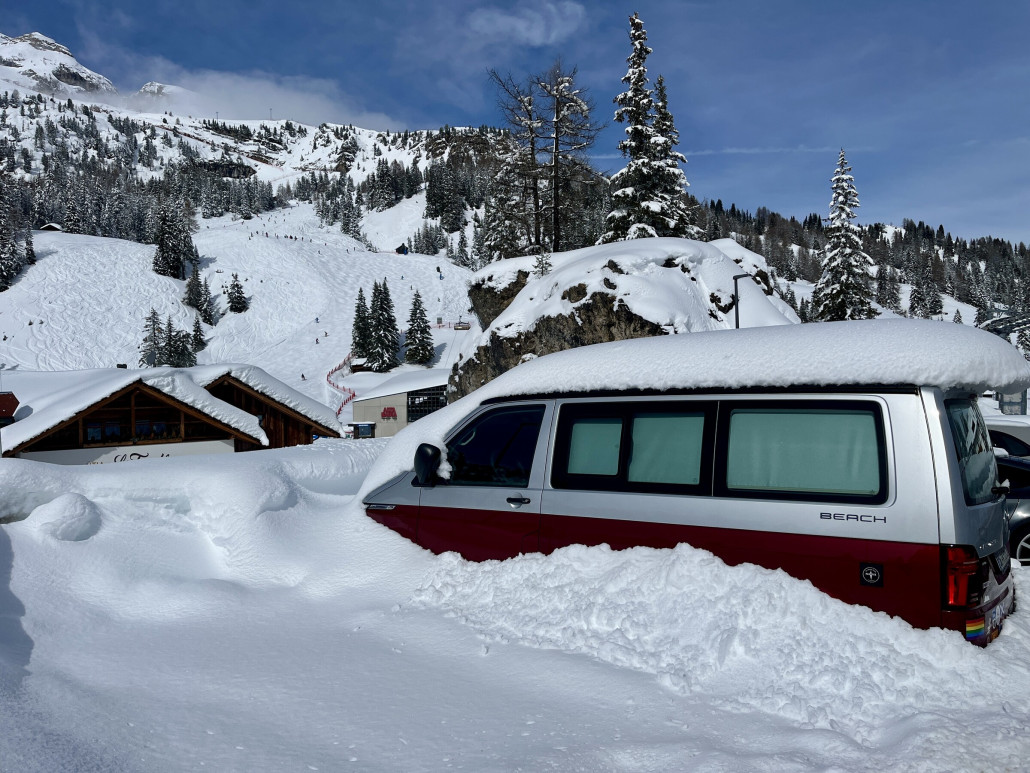 Neuschneemenge am Campolongo Pass