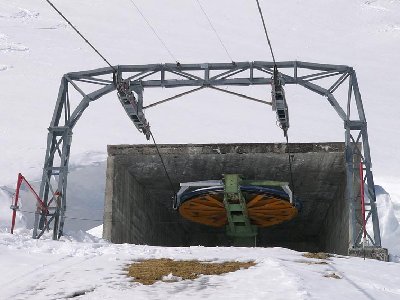 Die Umlenkung der Bergstation liegt vor Schneerutschen geschützt in einem Betonverschlag.