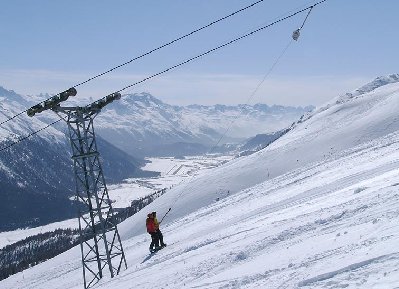 Blick in Richtung Oberengadin mit dem Flugplatz Samedan in Bildmitte.