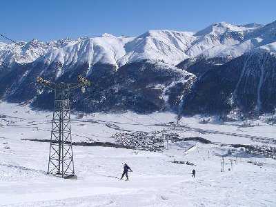 Blick talwärts mit dem Dorf Zuoz im Talgrund