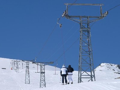 Interessant ist, dass die Stützen bis zum Schluss von &amp;quot;Verunstaltungen&amp;quot; durch Wartungsplattformen und Abhebeböcken verschont blieben.