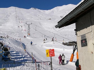 Von der Talstation aus kann die ganze Liftstrecke überblickt werden.