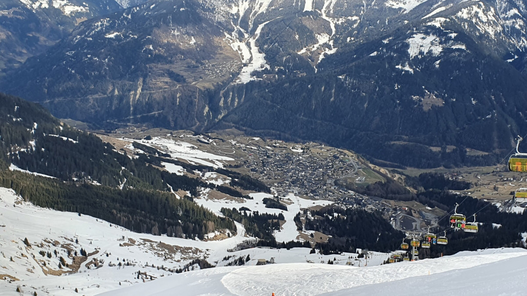 Fiss mit wenigeSchnee unten - Ähnlich wie letztes Jahr 4 Wochen später an Ostern