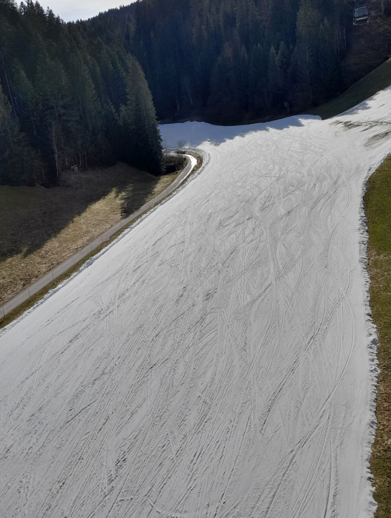 Talabfahrt Ellmau: sehr gut eingeschneit. Bis zur Mittelstation gut zu fahren, dann weich