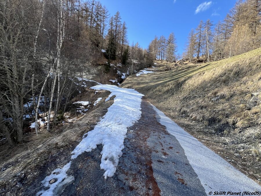 Es fehlt Schnee auf der Straße