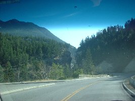 Einfahrt in den Kootenay National Park durch eine enge Schlucht
