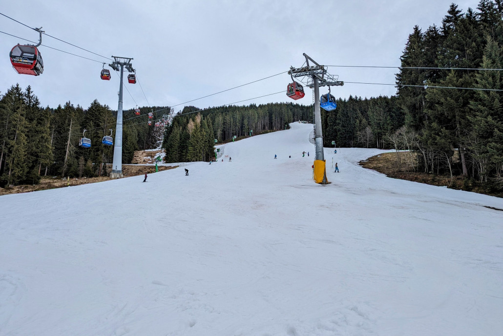 Am Ende des Skitages im Bereich Mittelstation in Zell - hier auch schon etwas braun, aber insgesamt ist hier noch genug Schnee auf den Pisten
