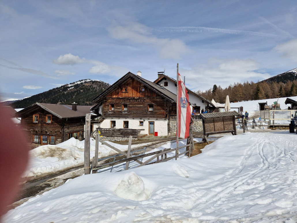 Sattelbergalm nahe der Mittelstation; hier sitzt man sehr schön
