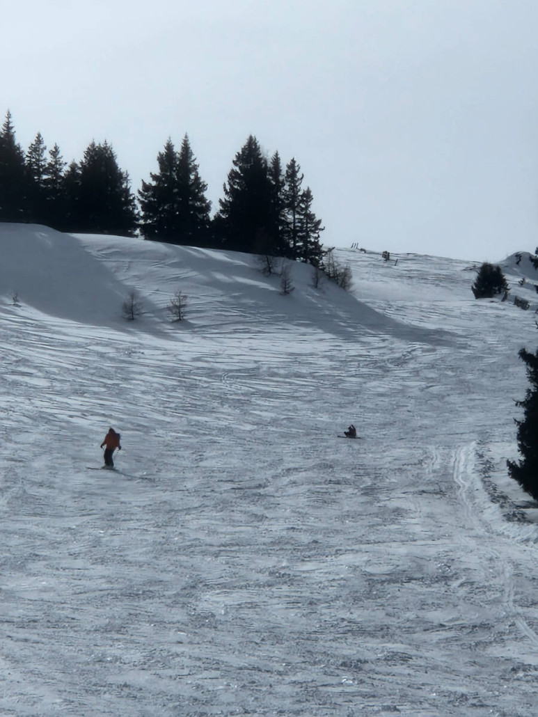 Nicht alle Skifahrer sind ganz sattelfest auf der Sattelbergpiste