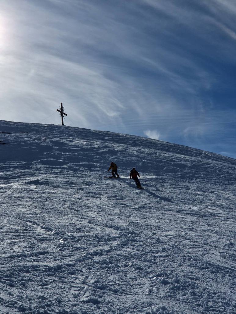 Skifahrer am Gipfelhang