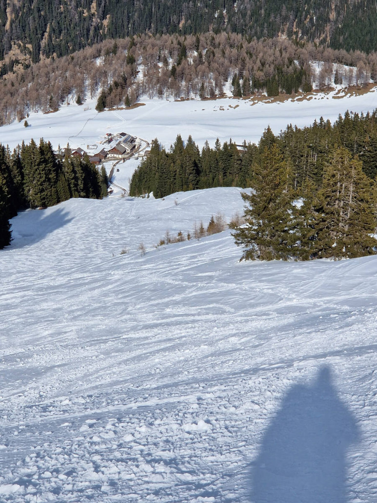 Knackiges Hauptstück der roten Piste mit Sattelbergalm unten, gering frequentiert