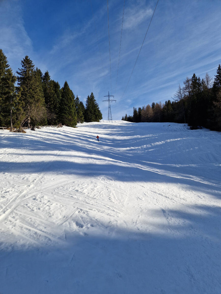 Relativ unspektakuläre Talabfahrt unter der Hochspannungsleitung