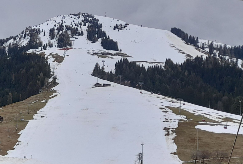 Keat im unteren Bereich ziemlich schneearm. Die grauen Flecken sind meist die unterste Eisschicht.