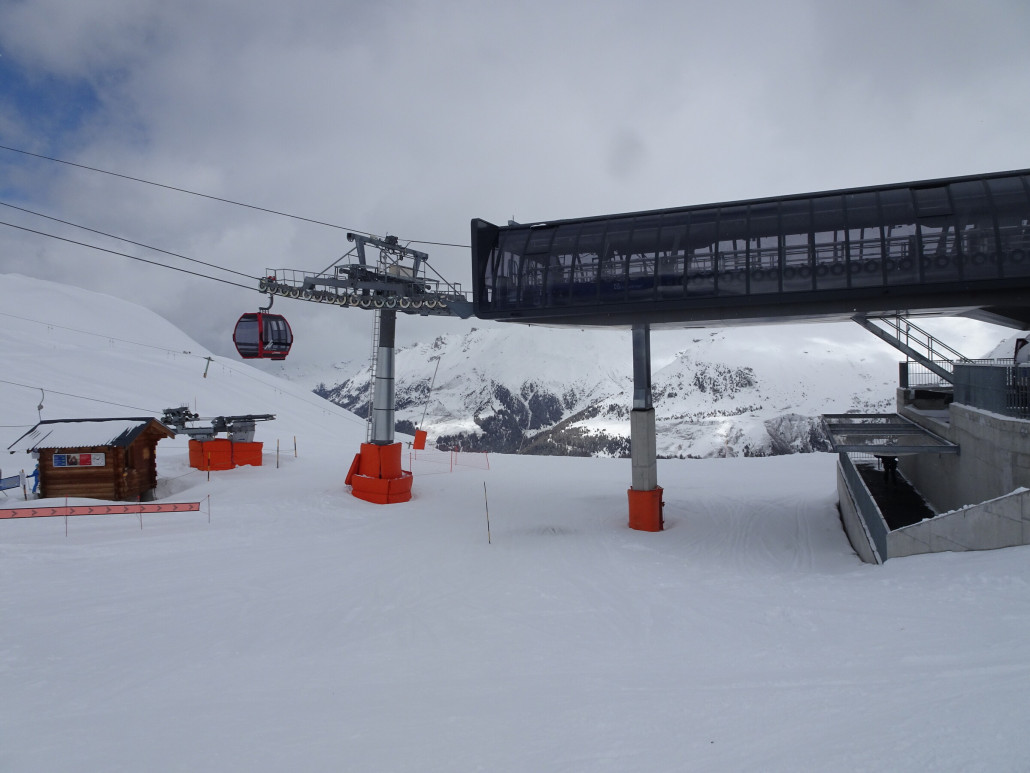 Richtung Tzarmettaz unter der Mittelstation der Gondelbahn hindurch. Links die Talstation des Remointze