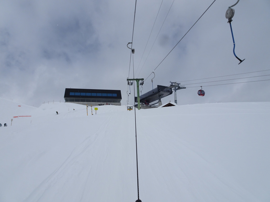 Bergstation Tzarmettaz mit dem neuen Restaurant und der Bergstation der 10er Gondelbahn