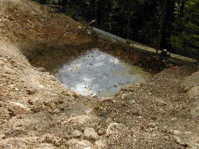 bei diesem fundament wurde erst gerade die bodenplatte betoniert.