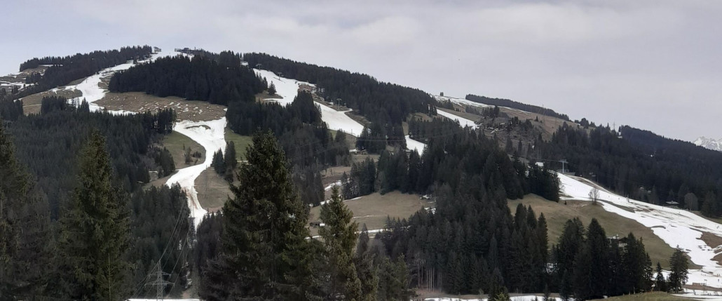 Blick aus der Ferne auf Filzboden- und Zinsbergpisten: beide unten zum Teil braun, aber fahrbahr