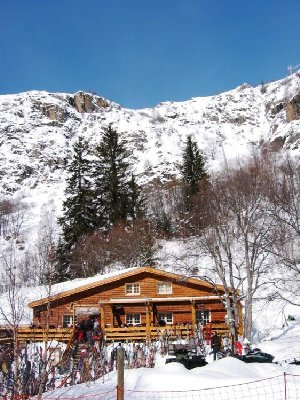 Restaurants gibts auch, hier z.B. in den Gorges de Sarenne, dahinter DSB Chalvet.