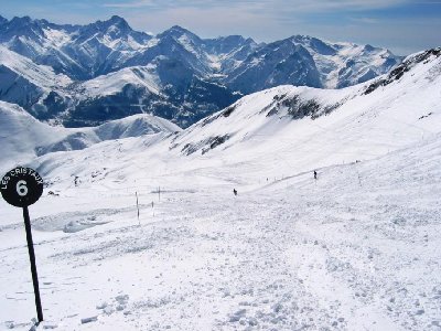 Abfahrt &amp;quot;Cristaux&amp;quot;. Vom Gefälle sicher nicht schwarz, wohl aber nicht allzu oft gewalzt, auch heute nicht. Anspruchsvoll zu fahren, sehr abrupt wechselnde Schneebedingungen...
