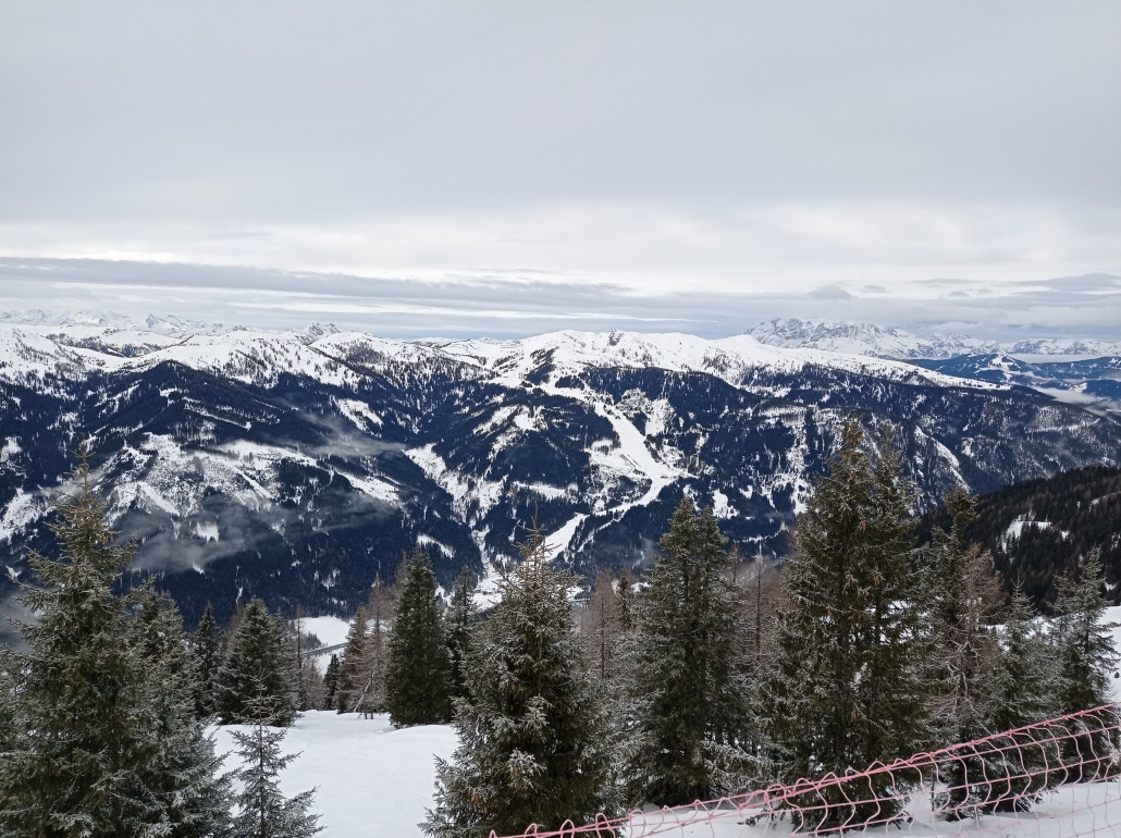 Blick vom Rosskopf Richtung Flachauwinkel-Kleinarl. Die Abfahrt nach Flachauwinkel ist im Topzustand.