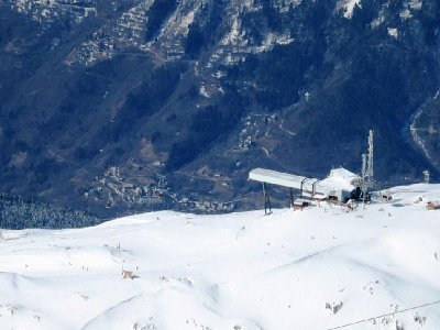 Zoom zur DMC-Bergstation und Pic Blanc-PB Talstation auf 2610 m. Hinten der Sonnenhang des Vallée d´Olle.