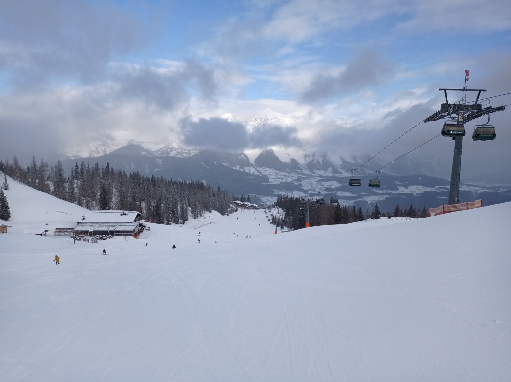 Mit dem Deppnjet geht es auf die Reiteralm. Die Sonne kämpft, aber der Dachstein mag nicht ganz herauskommen. Hier oben sind die Verhältnisse ebenfalls top.