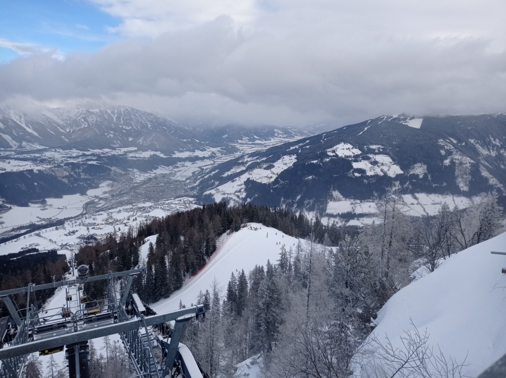 Zurück auf der Hochwurzen ein Blick Richtung Planai: Gipfel in Wolken.