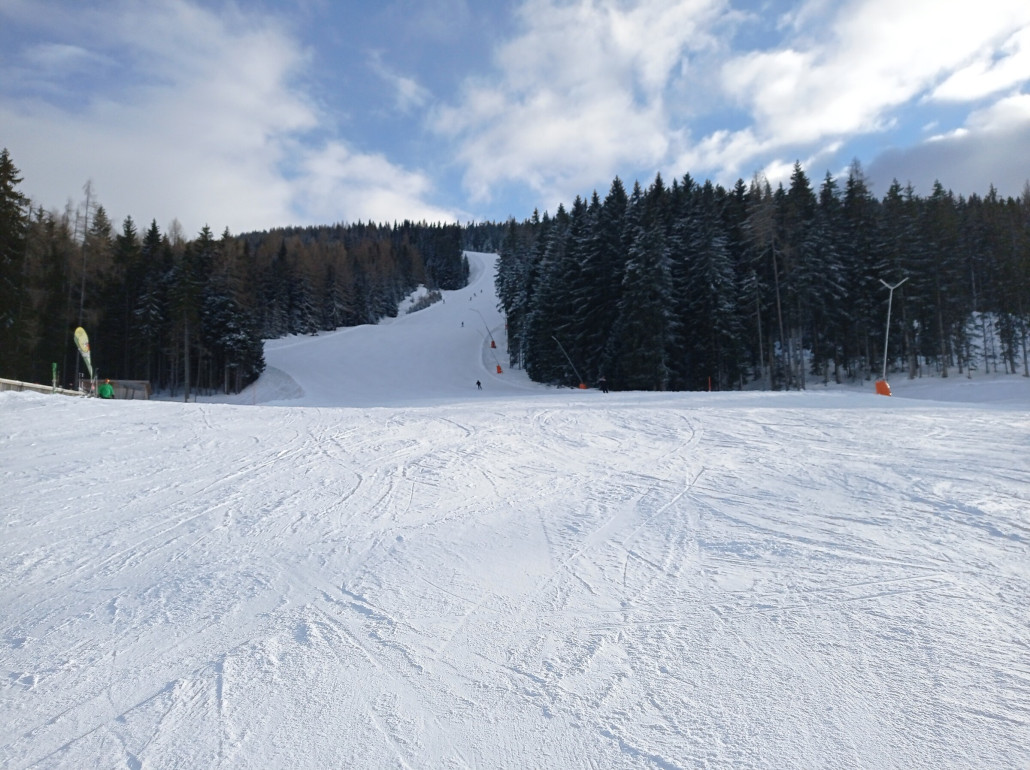 Nachmittags haben sich die Wolken gelichtet und wir schaukeln zur Planai. Die Abfahrt am Fastenberg 6er haben wir fast für uns allein, unten raus wird sie leider hart und teilweise eisig.