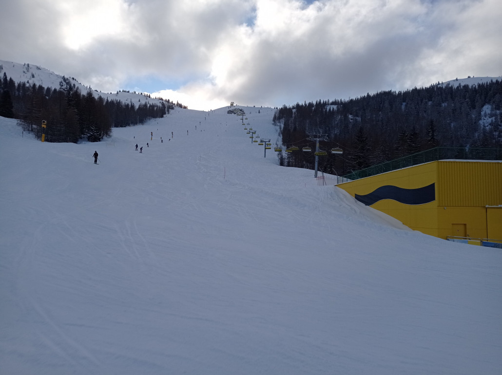 An der Mitterhausbahn bilden sich ordentliche Neuschneehaufen.