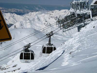 Stationseinfahrt Funitel Jig-back Marmottes 3. Hinten die Bergstation 160-PB Alpette-Rousses, nur 250 Hm niedriger.