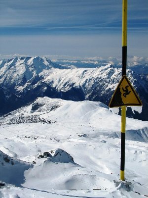 Direkter Blick auf die gesamte Marmottes-Liftkette, hinten die Chartreuse (in zweiter Reihe)