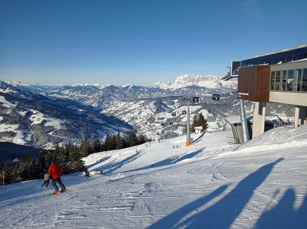 Es geht erst mal rüber nach Wagrain zu den dortigen Talabfahrten. Über dem Flying Mozart grüßt der Hochkönig herüber.