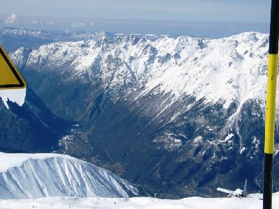 2300 Hm Tiefblick ins Romanche-Tal. Unten die DMC-Bergstation. Rechts Belledonne-Kette, im Hintergrund die Chartreuse (Kalkmassiv!). Das Warnschild sollte man hier besser beherzigen!