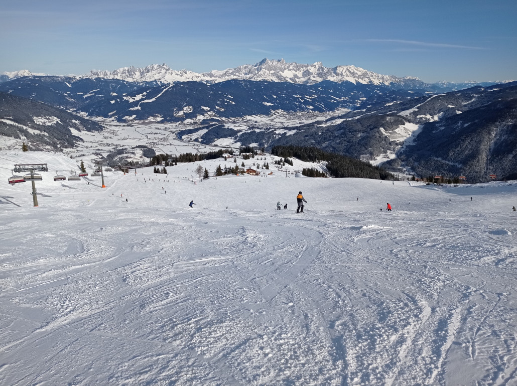 Nochmal der schöne Blick ins Flachauer Becken, hinten Altenmarkt und Radstadt, darüber die Bischofsmütze und der Dachstein.
