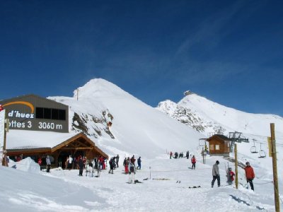 Leider unscharf... Bergstationen Funitel Jig-back Marmottes 3 und 4-SB Herpie auf 3061 m, hinten Bergstation Pic Blanc auf 3323 m