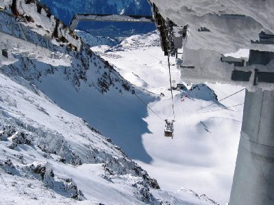 Blick von oben auf die gesamte Trasse des Funitel Jig-back Marmottes 3 (788 m, 291 Hm, 1056 p/h, DM, 2004)