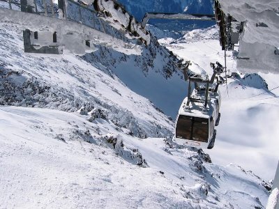 Stationsausfahrt der zwei 33er-Kabinen. Das Ding zischt ruhig und flott wie ein Fahrstuhl nach oben. Für solch kurze Entfernungen wirklich sehr geeignet.