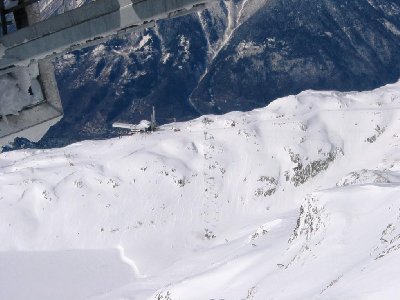 Tiefblick von 3061 m zum Lac Blanc (links), der 4-SB, der DMC-Bergstation und der Piste &amp;quot;Dôme&amp;quot; (Ziehweg von rechts), &amp;quot;Belvédère&amp;quot; (oben am Kamm)